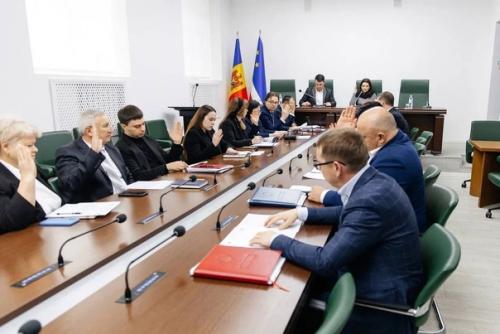 На заседании исполнительного комитета приняли важное решение о распределении капитальных инвестиций на 2024 год в размере 8, 9 миллиона леев. 01