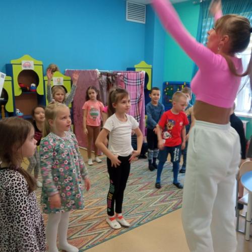 Весной всем женщинам и девочкам особенно хочется быть красивыми и стройными, а мужчинам и мальчикам - сильными и подтянутыми. 05