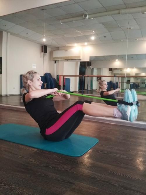 Упражнения с фитнес - резинкой помогают качественно поработать над мышцами бедер, ягодиц, рук, плеч, груди, живота и спины. 03