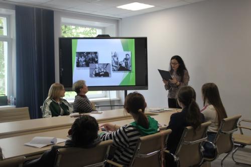 Олимпийцы, принимающие участие в профильной смене Большой Гайд по Профессиижурналист, начинают свои дни с тренировки ума и тела! 01