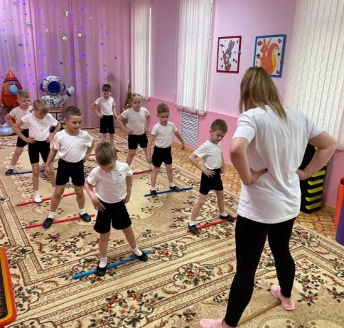 В рамках дополнительного образования кружка Детский Фитнес в старшей группе номер 6 провели итоговое занятие на тему космическое путешествие . 04