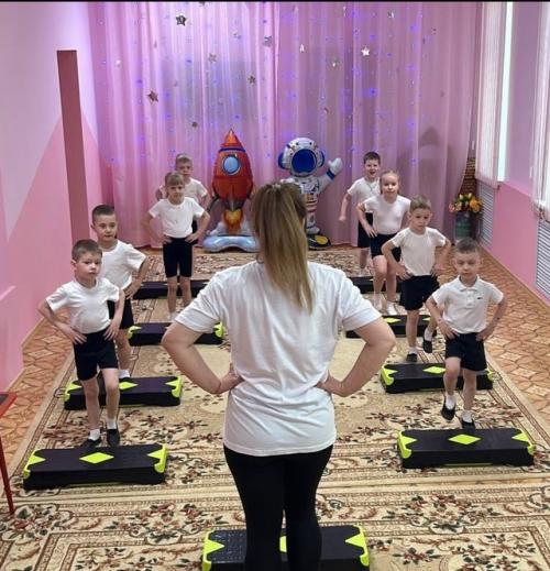 В рамках дополнительного образования кружка Детский Фитнес в старшей группе номер 6 провели итоговое занятие на тему космическое путешествие . 05