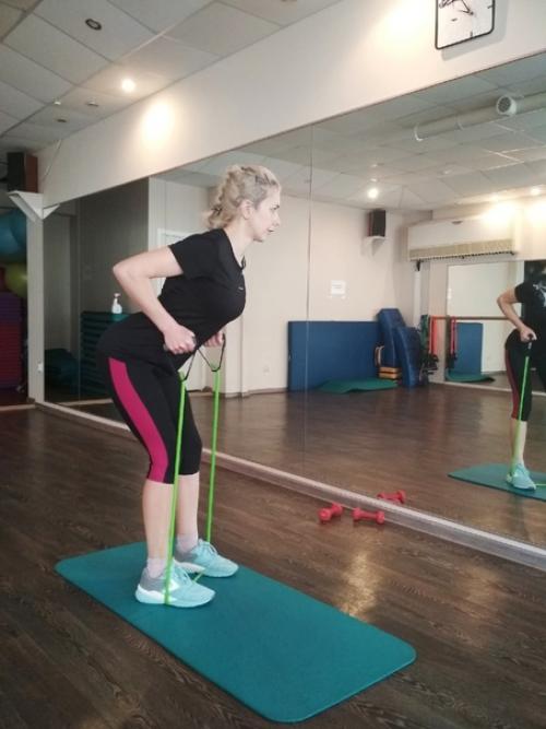 Упражнения с фитнес - резинкой помогают качественно поработать над мышцами бедер, ягодиц, рук, плеч, груди, живота и спины. 01