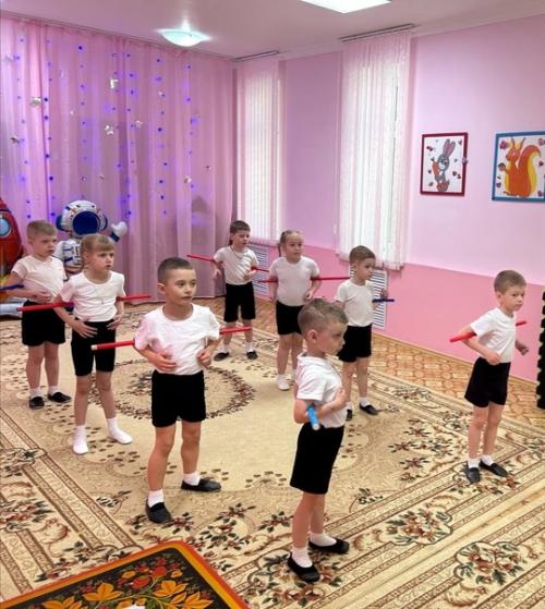 В рамках дополнительного образования кружка Детский Фитнес в старшей группе номер 6 провели итоговое занятие на тему космическое путешествие . 02