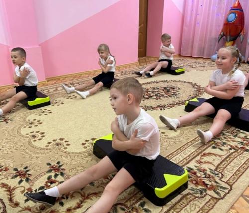 В рамках дополнительного образования кружка Детский Фитнес в старшей группе номер 6 провели итоговое занятие на тему космическое путешествие . 06