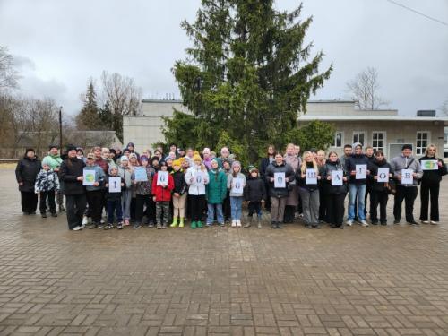 Мероприятие 10 шагов собрало учителей, студентов и учащихся возле ДК. 02