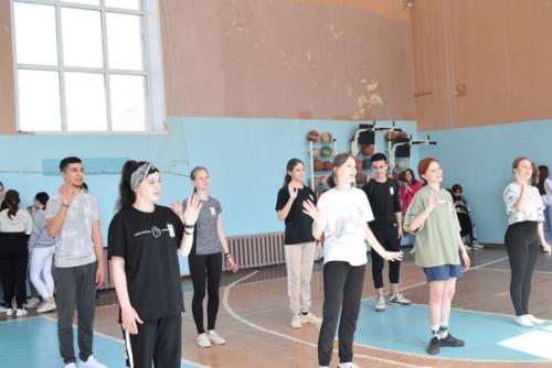 Студенты - первокурсники приняли участие в фитнес - баттле. 07