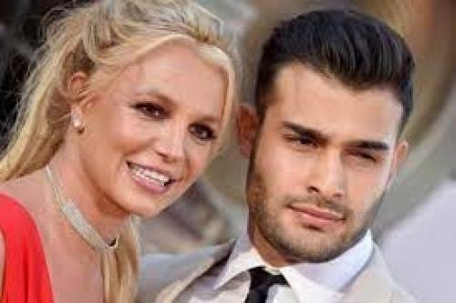 Донателла версаче приехала в гости к Бритни Спирс - дизайнер занимается подготовкой свадебного наряда поп-звезды. 01