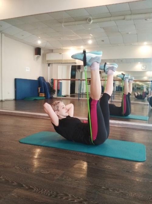 Упражнения с фитнес - резинкой помогают качественно поработать над мышцами бедер, ягодиц, рук, плеч, груди, живота и спины. 02