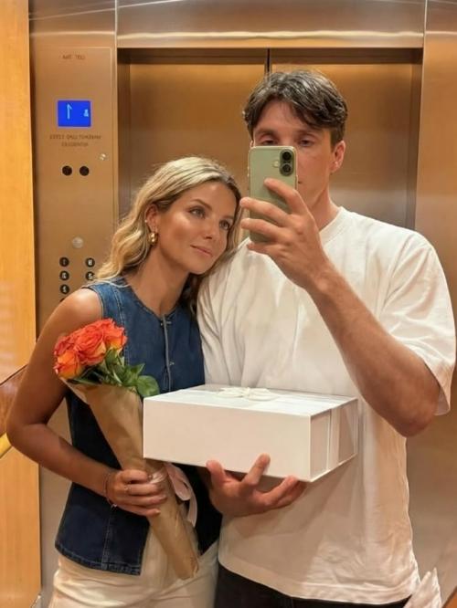 После успеха сериала острые козырьки актрисе аннабелль уоллис начали приписывать роман с Киллиан Мерфи. 02