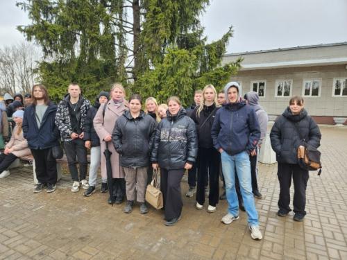 Мероприятие 10 шагов собрало учителей, студентов и учащихся возле ДК. 01