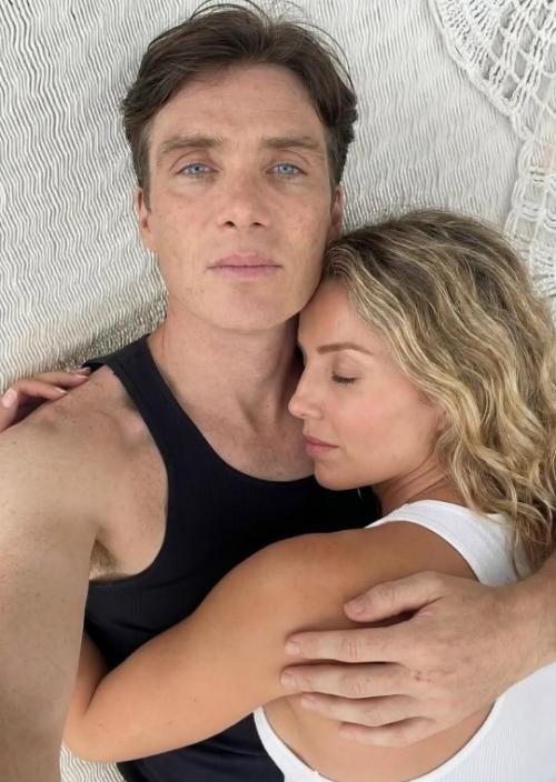 После успеха сериала острые козырьки актрисе аннабелль уоллис начали приписывать роман с Киллиан Мерфи.

