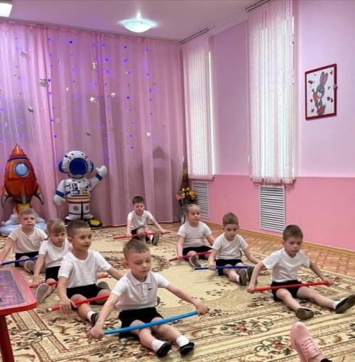 В рамках дополнительного образования кружка Детский Фитнес в старшей группе номер 6 провели итоговое занятие на тему космическое путешествие . 03