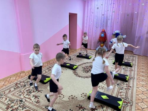 В рамках дополнительного образования кружка Детский Фитнес в старшей группе номер 6 провели итоговое занятие на тему космическое путешествие . 07