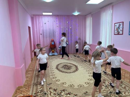 В рамках дополнительного образования кружка Детский Фитнес в старшей группе номер 6 провели итоговое занятие на тему космическое путешествие . 01