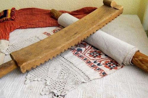 А как вы думаете, чем и как гладили одежду в старину? 02 А как вы думаете, чем и как гладили одежду в старину? 02