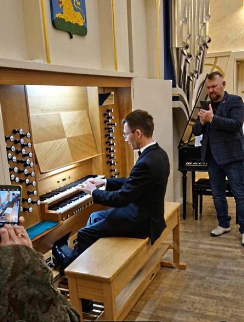 Снова были на концерте - экскурсии в органном зале с Тимуром халиуллиным. 09