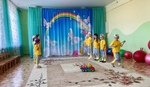 В четверг состоялся отчётный концерт танцевального фитнеса Радужный MIX. 03