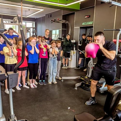 Ребята из 5 школы совершили увлекательную экскурсию в нашем фитнес клубе. 05