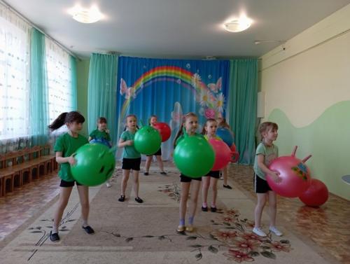 В четверг состоялся отчётный концерт танцевального фитнеса Радужный MIX. 05