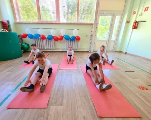 В нашем детском саду продолжается реализация муниципального проекта Первый шаг в Фитнес Класс и каждое занятие по фитнесу проходит с разминки. 01