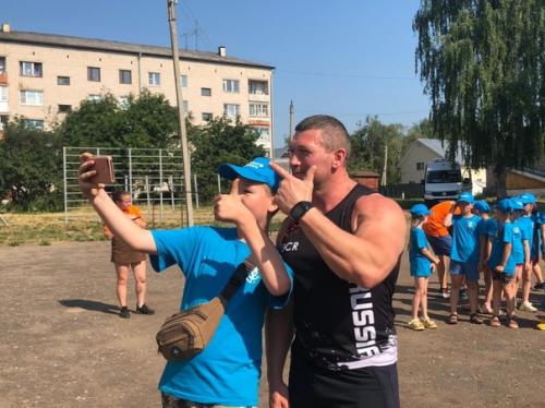 К проекту Зарядка С Чемпионом присоединяются лучшие спортсмены фитнес-клуба физика. 06