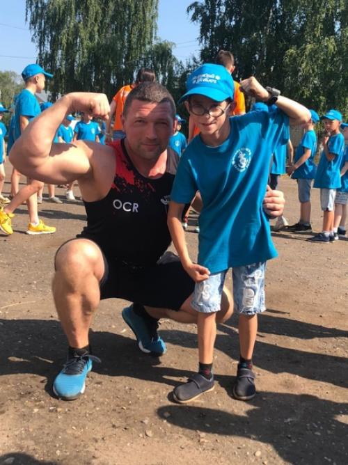 К проекту Зарядка С Чемпионом присоединяются лучшие спортсмены фитнес-клуба физика. 04