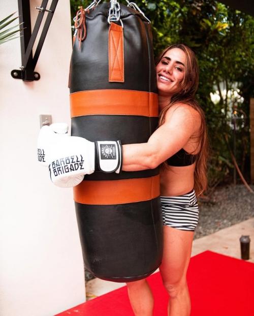 Скандальная по чемпионка по пауэрлифтингу стефи Коэн арестована за нанесение побоев. 01