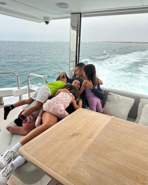 Криштиану Роналду не только легенда футбола, но и примерный семьянин. 06