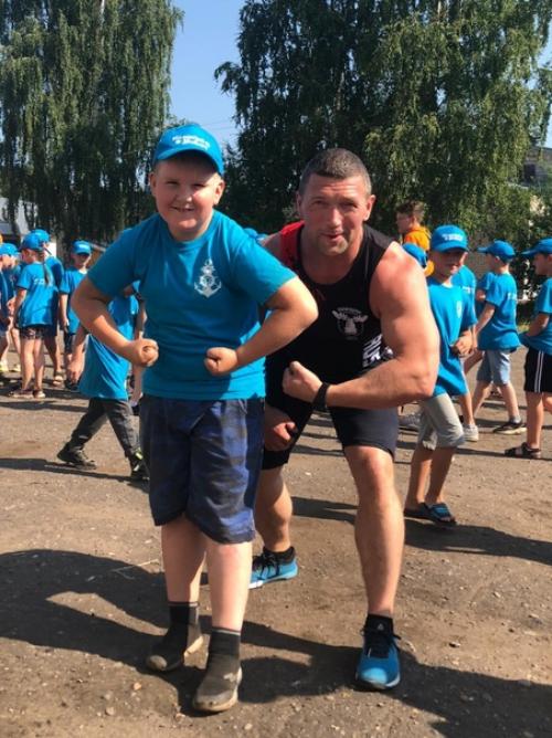 К проекту Зарядка С Чемпионом присоединяются лучшие спортсмены фитнес-клуба физика. 02