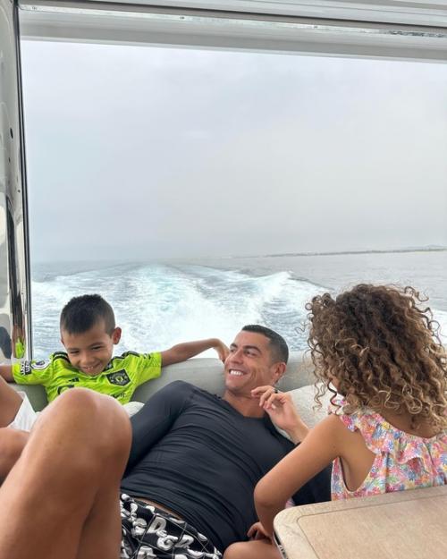 Криштиану Роналду не только легенда футбола, но и примерный семьянин. 05