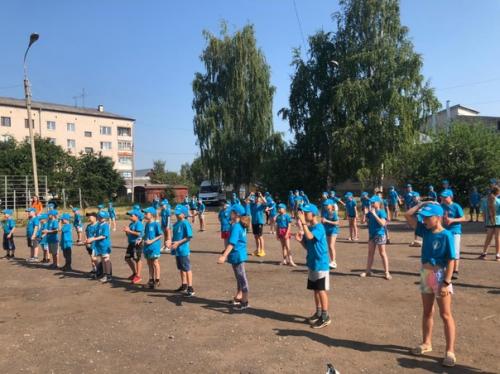 К проекту Зарядка С Чемпионом присоединяются лучшие спортсмены фитнес-клуба физика. 01