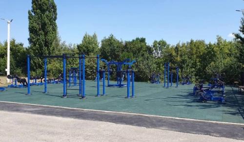 На центральном стадионе в ракитном появилась уникальная спортивно - силовая площадка. 05