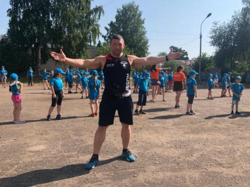 К проекту Зарядка С Чемпионом присоединяются лучшие спортсмены фитнес-клуба физика. 07