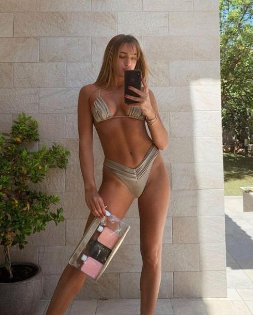 Какая красивая фигура у девушки. 01