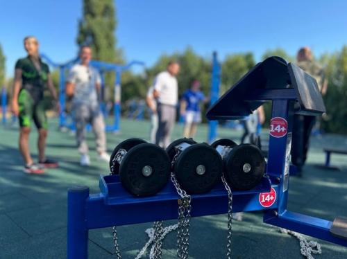 На центральном стадионе в ракитном появилась уникальная спортивно - силовая площадка. 01