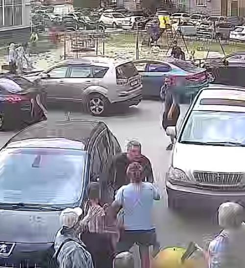 Эпизод 424.  Разборка во дворе. 01