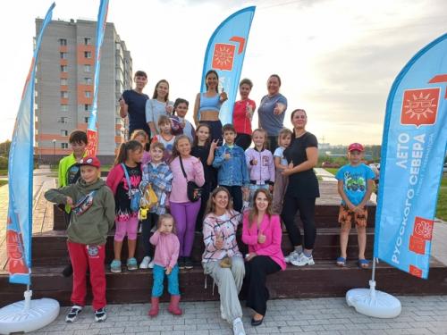 В вечернем рождественскомпарке прошла семейная фитнес - тренировка. 05