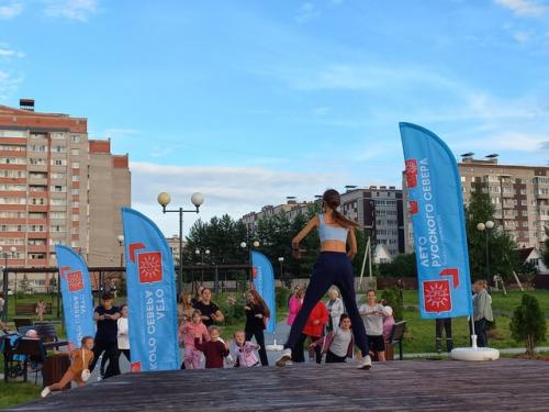 В вечернем рождественскомпарке прошла семейная фитнес - тренировка. 03