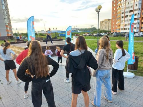 В вечернем рождественскомпарке прошла семейная фитнес - тренировка. 04