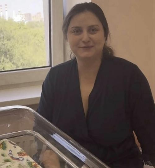 В 37 лет россиянка стала матерью - героиней. 02