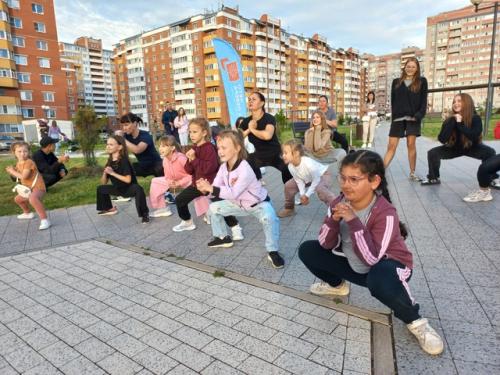 В вечернем рождественскомпарке прошла семейная фитнес - тренировка. 02