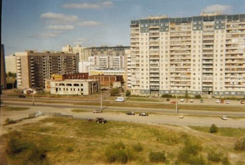 Коменда_ностальгия. На фото запечатлен проспект авиаконструкторов в месте трамвайной остановки Дом Детского Творчества в 2004 году. 01