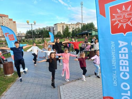 В вечернем рождественскомпарке прошла семейная фитнес - тренировка. 01