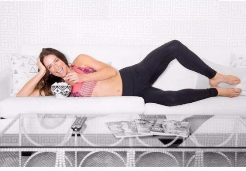 7 упражнений для стройного тела, которые можно делать, не отходя от телевизора? 02