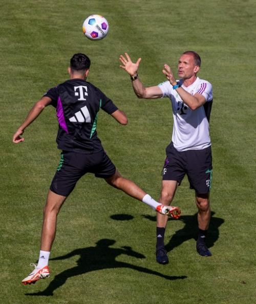 Bild: Леон Горецка Грустит НА Тренировках Баварии . 02