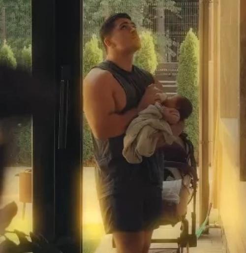 Роман капаклы показал личико своей дочери. 02 Роман капаклы показал личико своей дочери. 02