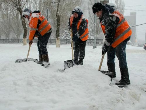 Тренеры нашли замену фитнесу прямо у подъезда: час активного махания лопатой сжигает около 550 калорий. 02