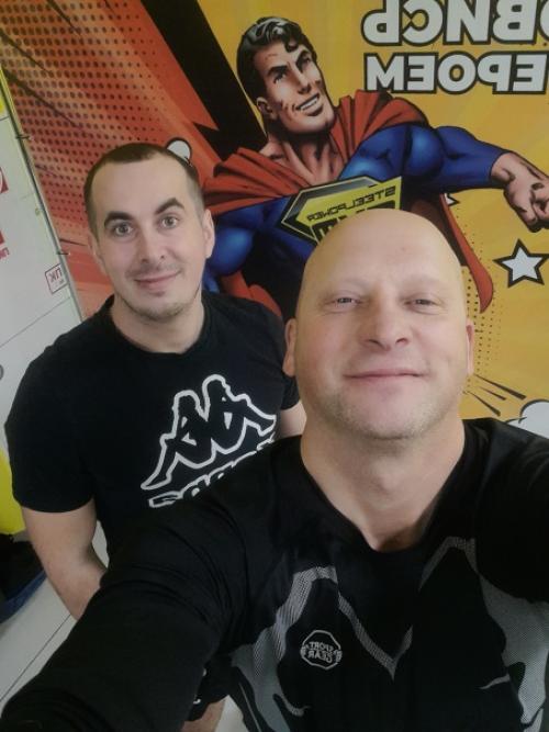 В спортзале после тренировки повышается уверенность в себе и своих силах, улучшается психологическое состояние. 01