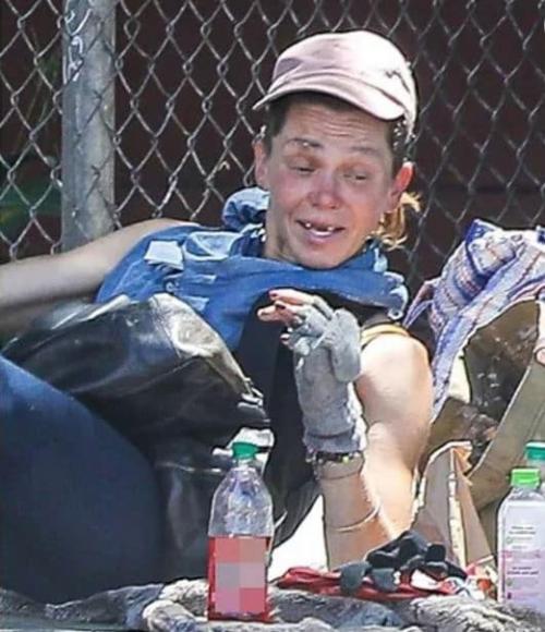 Она была моделью и женой известного актера: теперь она бездомная и питается едой из мусорных баков. 02